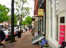 Urban area with a favorable layout mixing retail and esidential along the corridor